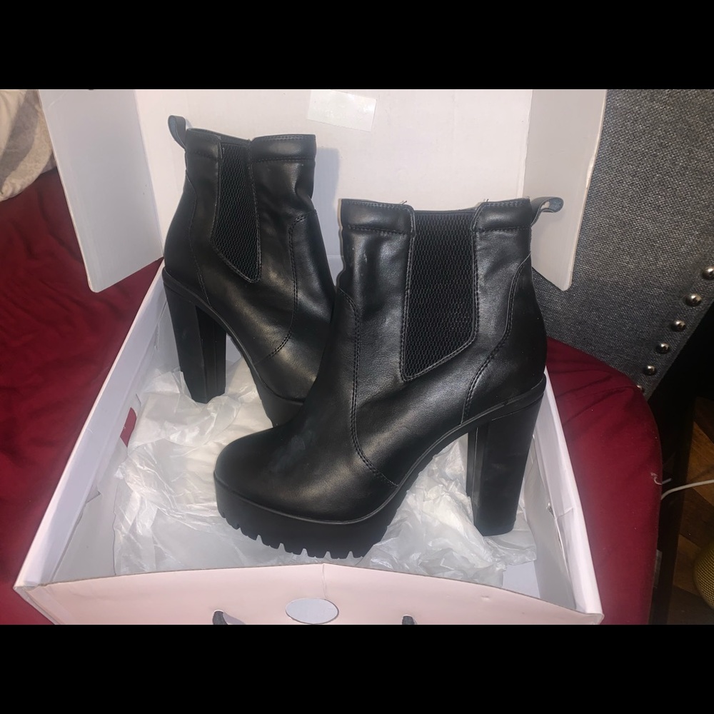 Nine West women size 8 booties